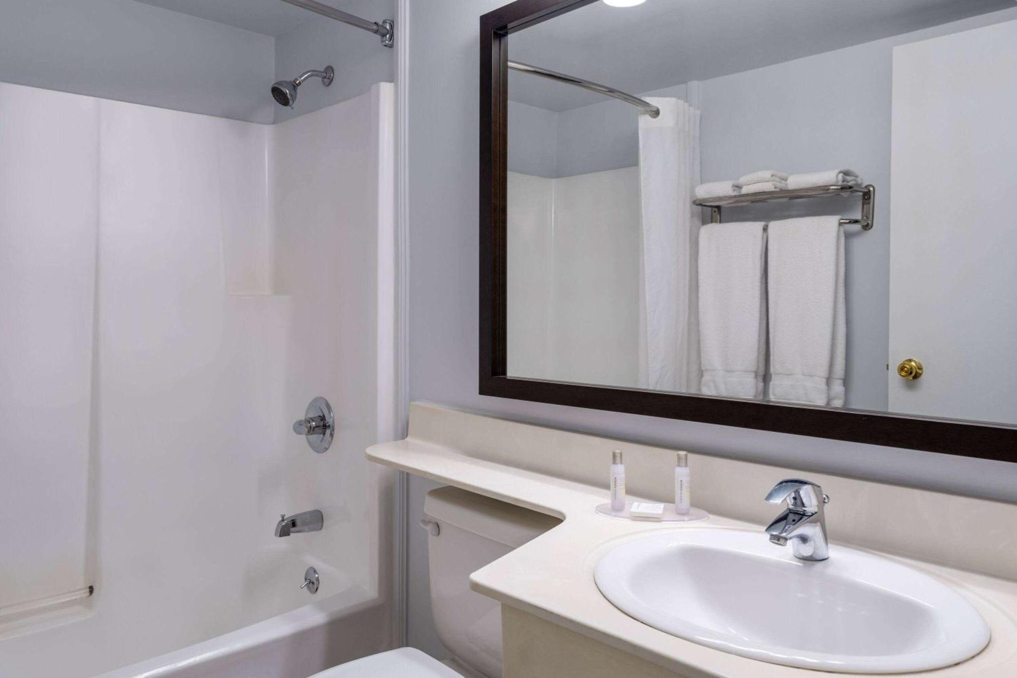 Travelodge Suites By Wyndham Saint John Ngoại thất bức ảnh