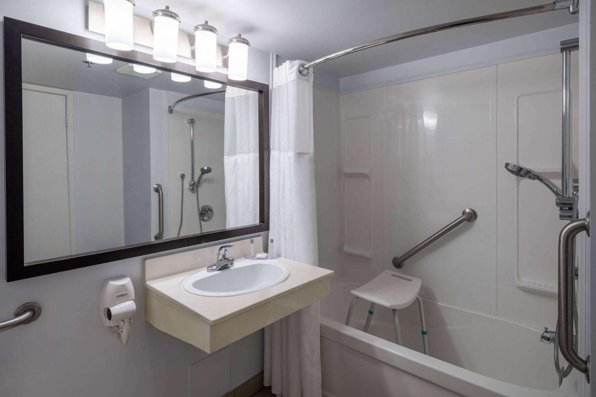 Travelodge Suites By Wyndham Saint John Ngoại thất bức ảnh